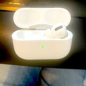 Right AirPod Pro & Case